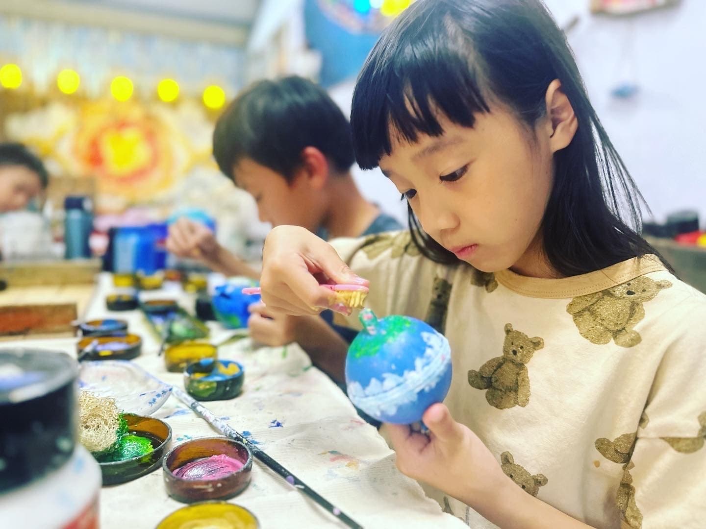 孩童彩繪地球浮球 DIY
