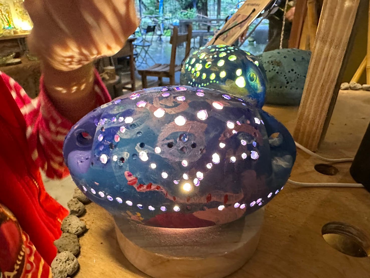 打孔浮球夜燈發出紫色光點