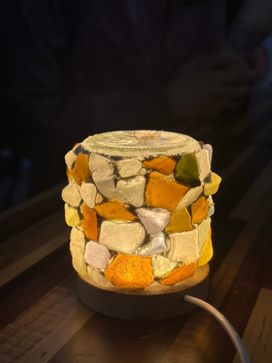 琥珀與乳白海玻璃夜燈點亮,LED 燈座透出暖光