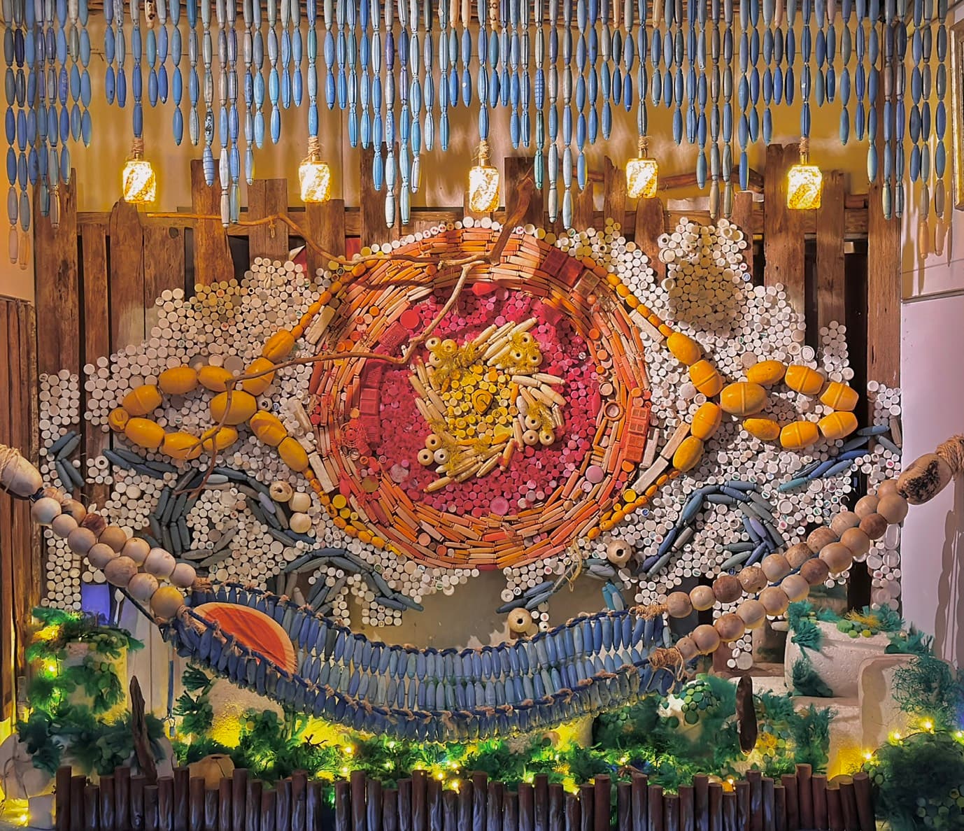 海廢創生藝術牆:海洋太陽裝置與漂流木燈飾