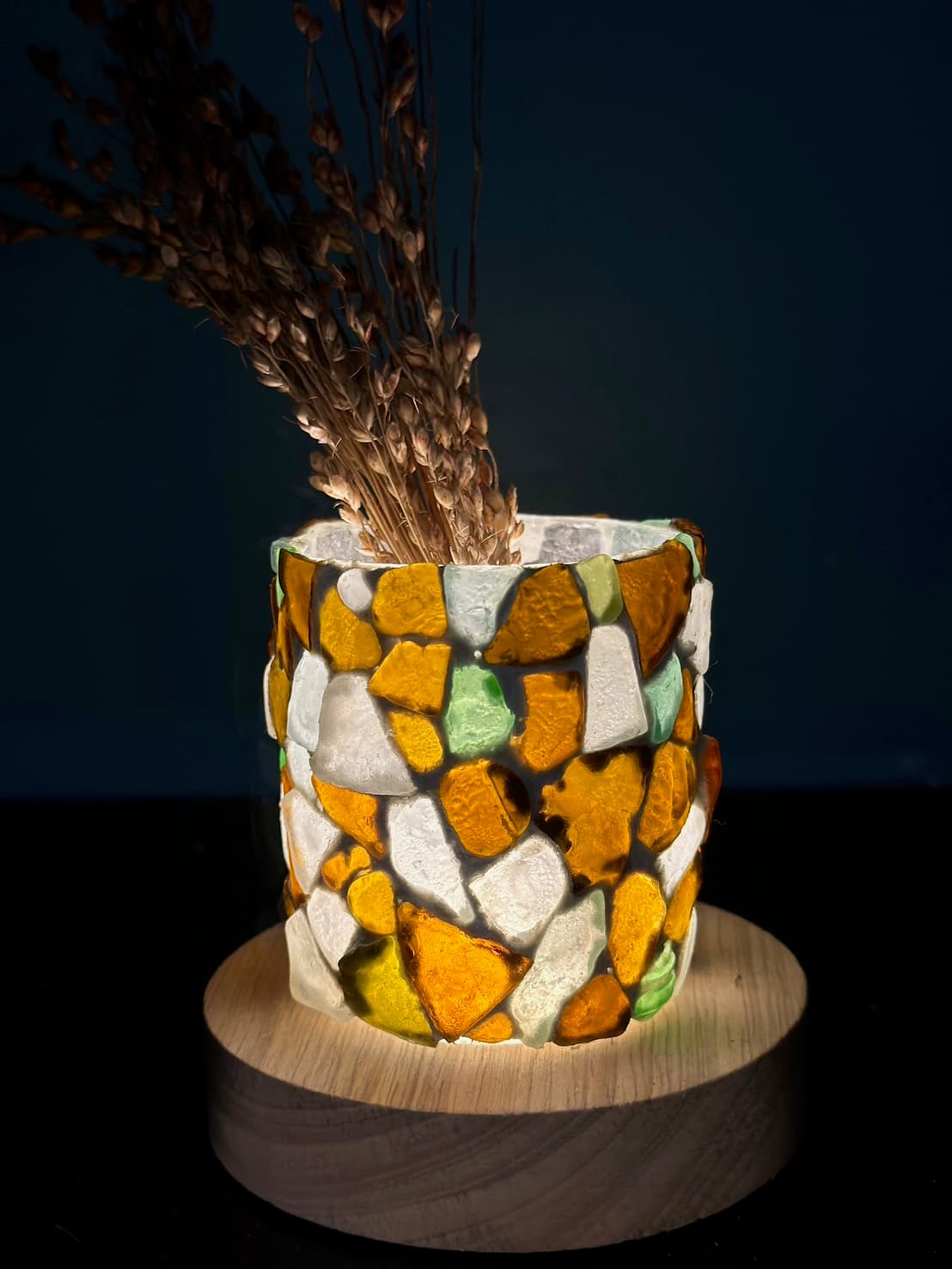 海玻璃馬賽克夜燈成品,琥珀與乳白玻璃透光,內插乾燥花